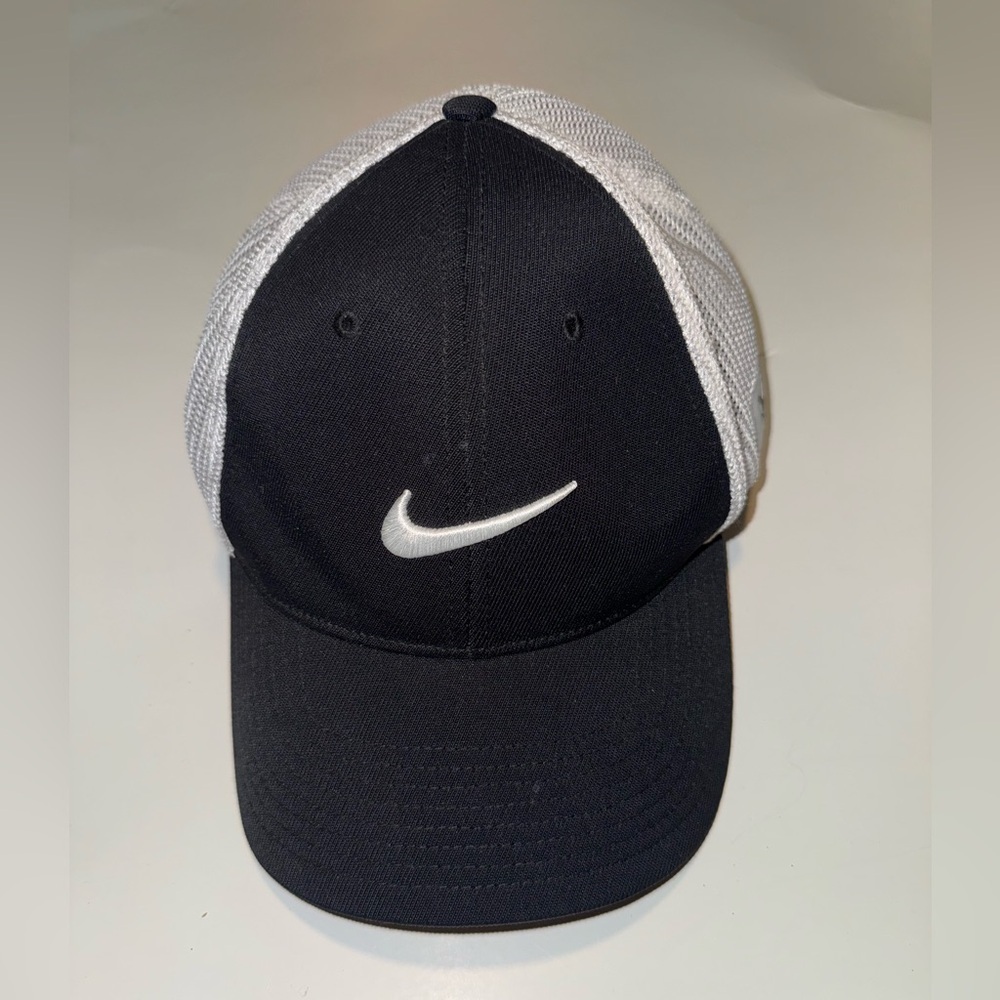 Men's Large/XLarge Golf Nike RZN VRS FLEXFIT black/White Mesh Back Cap